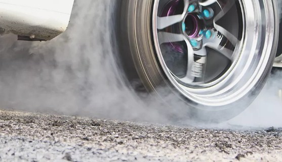 gaya gesek ban mobil