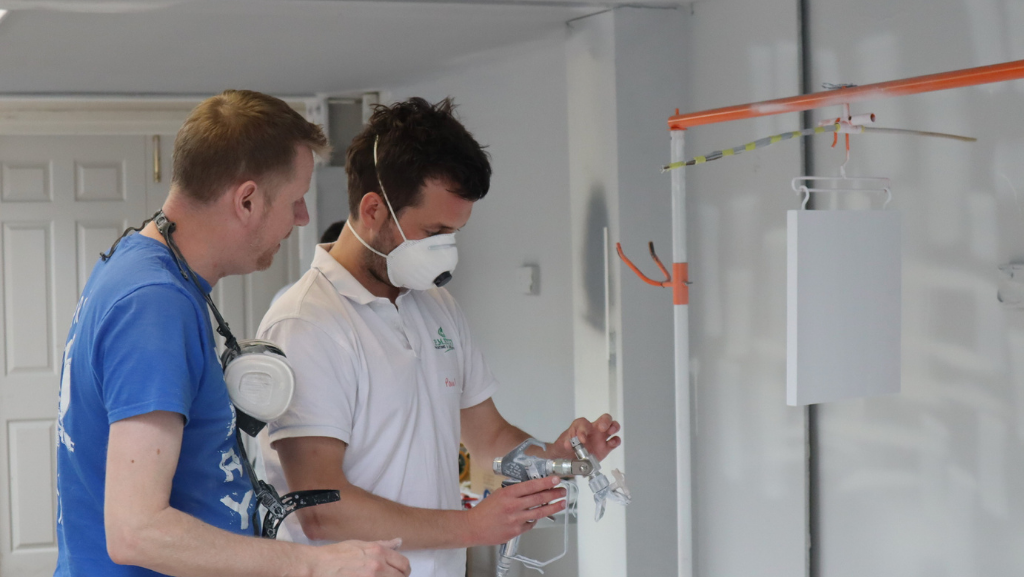 tips bekerja aman pada saat menggunakan alat semprot cat tembok